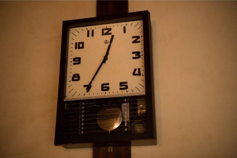 壁に掛けられた時計