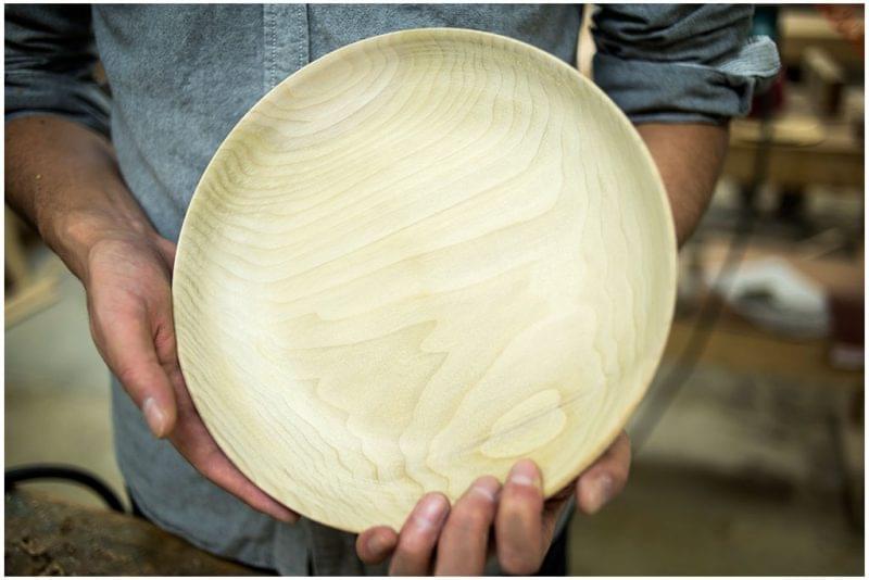 お皿の形に削り出された木材