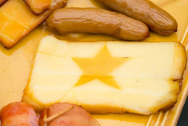 星形が浮かび上がったチーズ